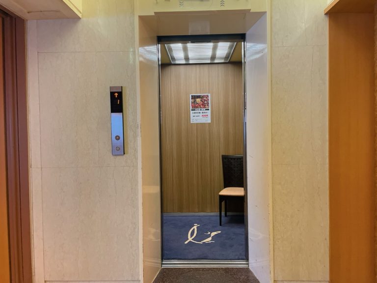 エレベーター内観(1)