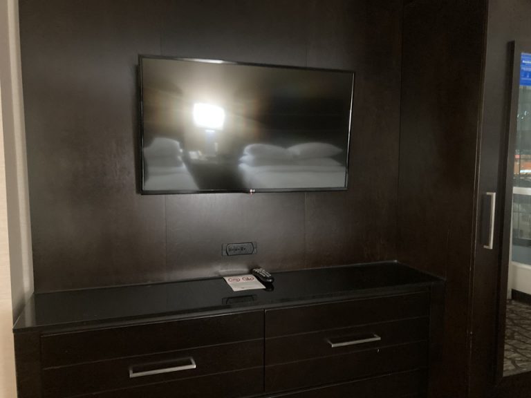 ベッドからのTV