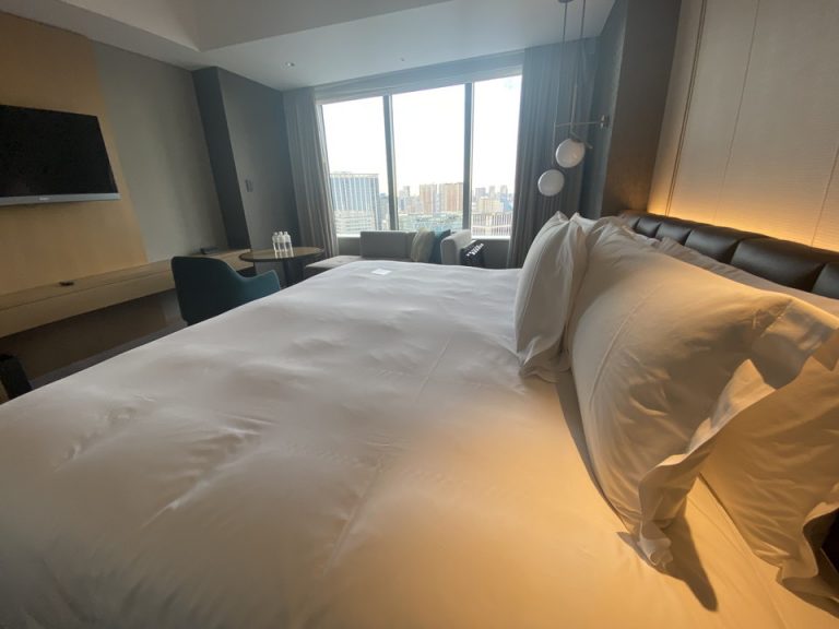 ベッド横方向から