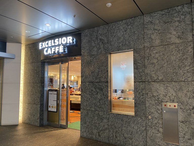 周辺のお店・2階入口にあるカフェ