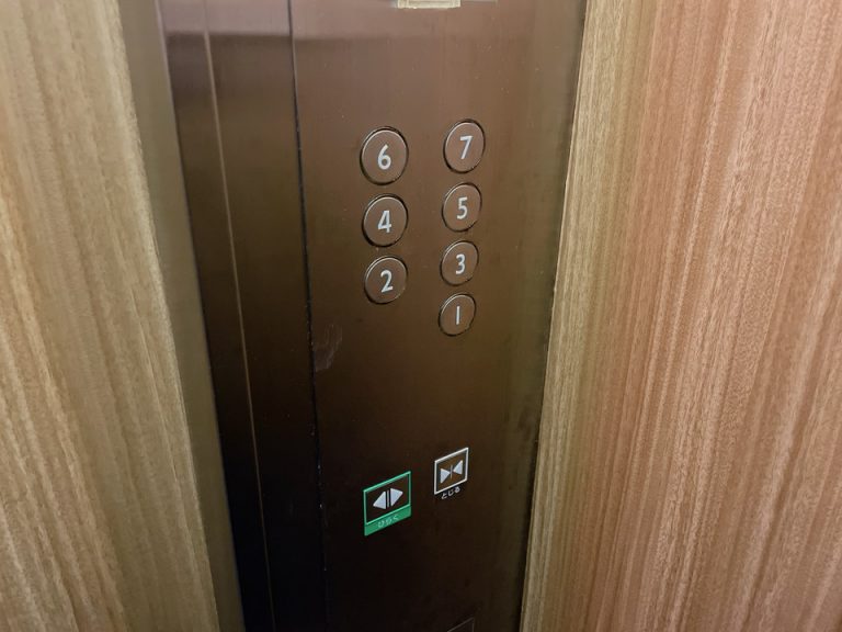 エレベーターボタン2