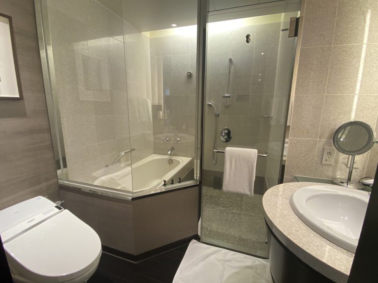 バスルーム入り口全景