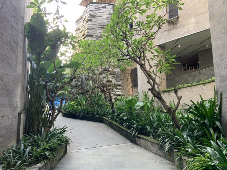 ロビーへ続く廊下_01