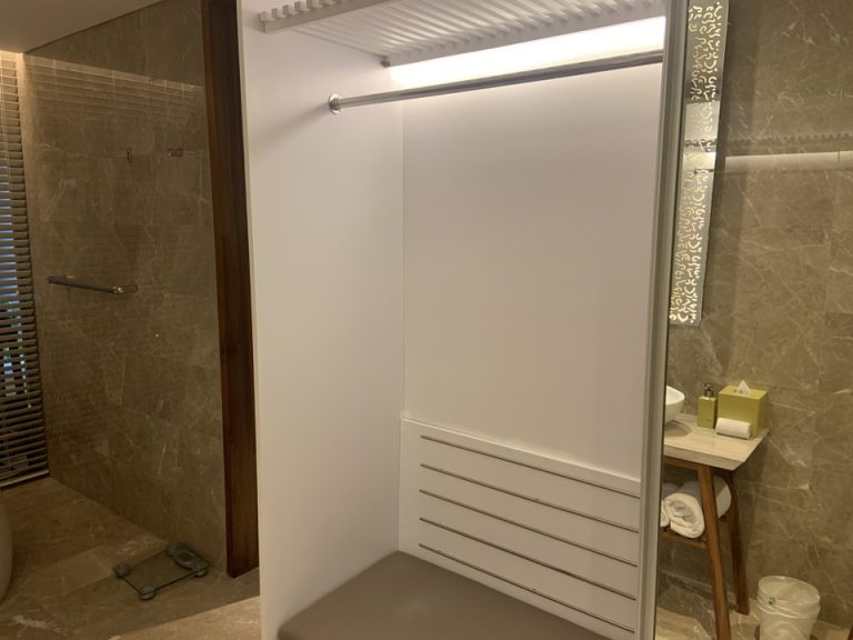 クローゼット外観_閉じた状態