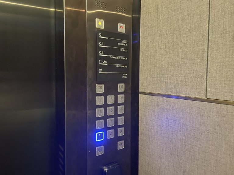 エレベーター内