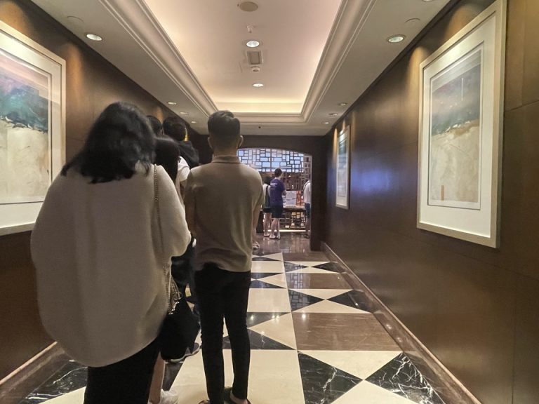 朝食会場大行列