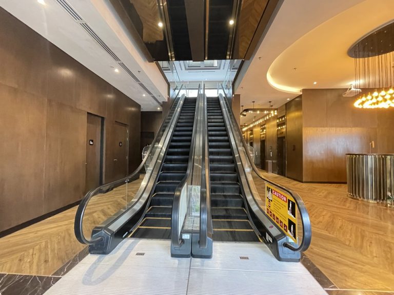 ロビーから2階へのエスカレーター