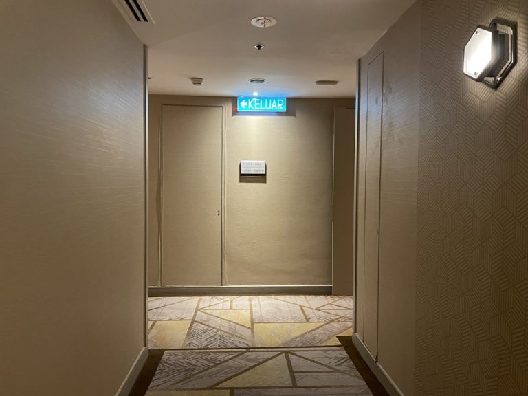 エレベーター到着廊下