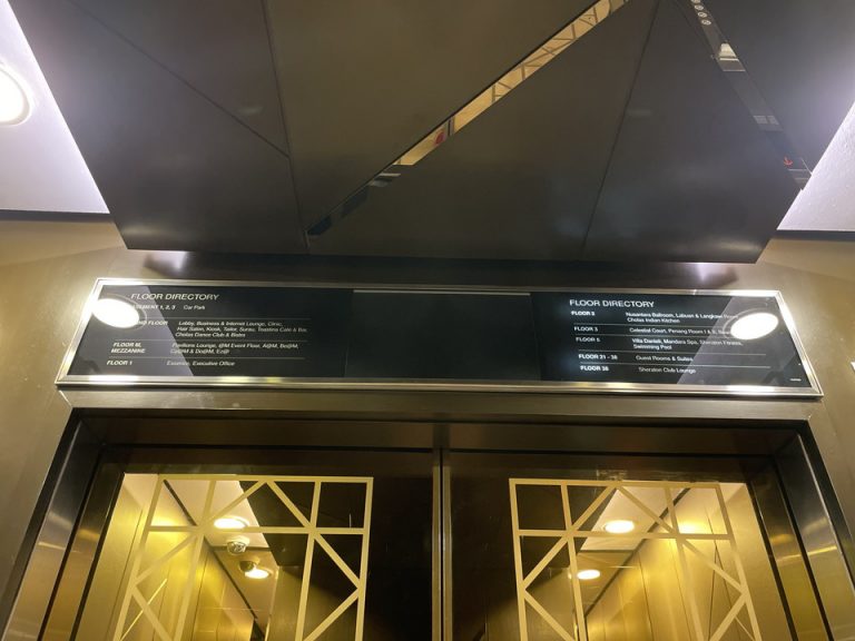 エレベーター内(1)