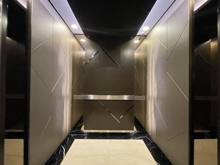 エレベーター中