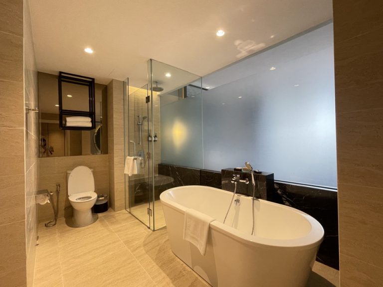 シャワーバスタブトイレ