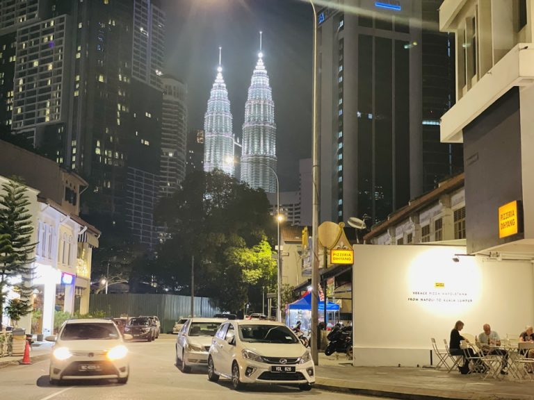 ホテルの外からツインタワーが見えます