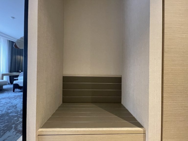 スーツケース置き場