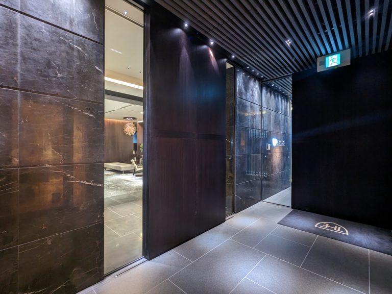 ロビー側エントランス外観