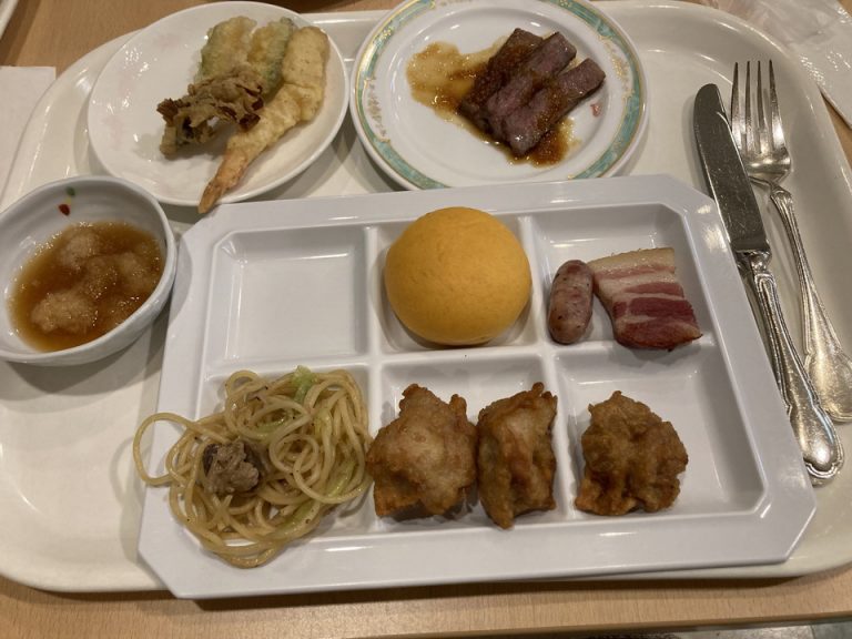 夕食では甲州ワインビーフなどが食べ放題です