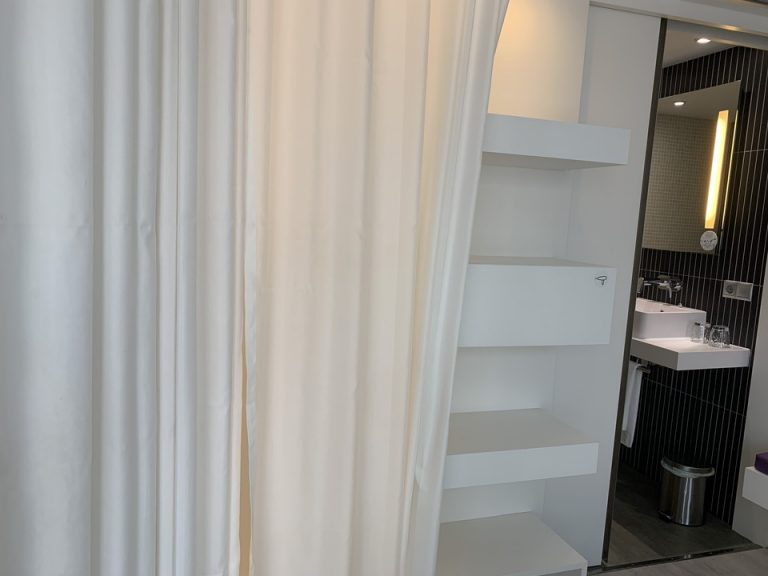 リビングとベッドの仕切り