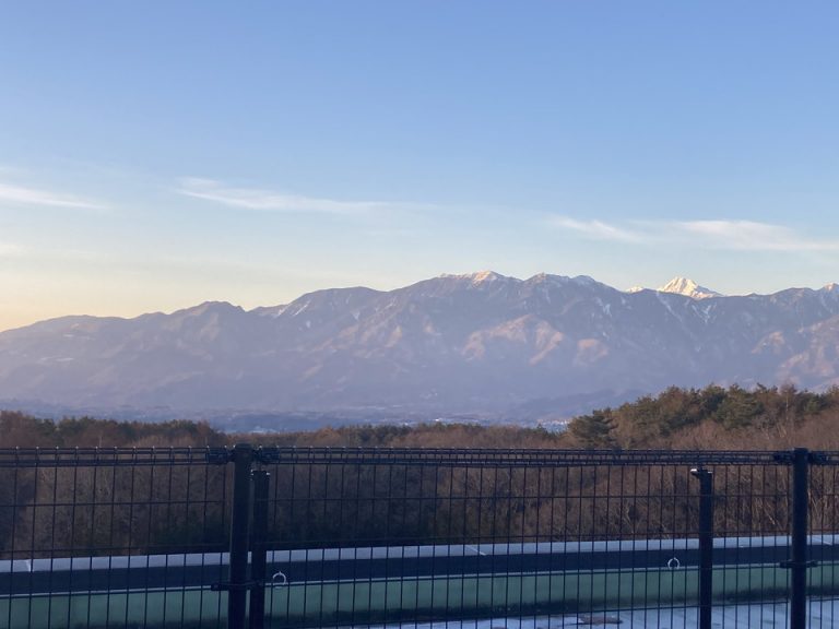 南アルプス山脈の綺麗な稜線がよく見えます