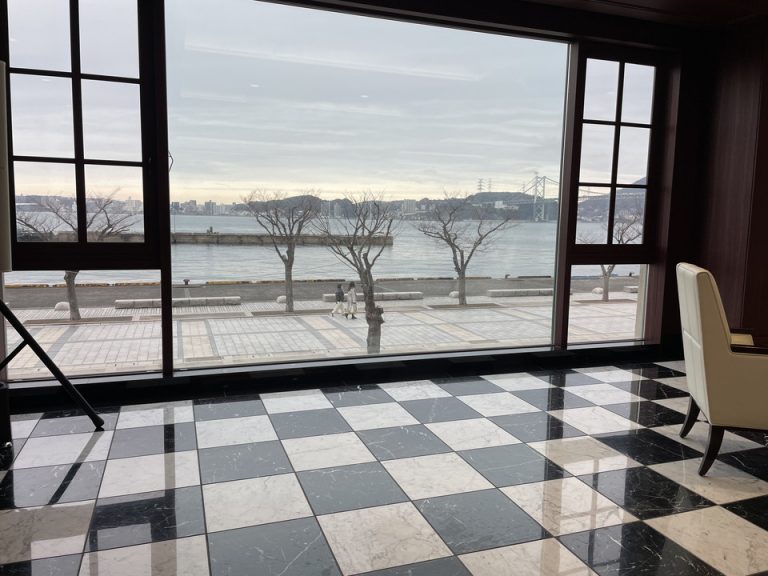 ロビーから見える関門橋