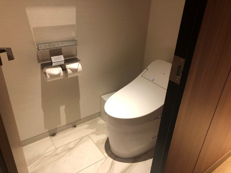 入り口側のトイレ