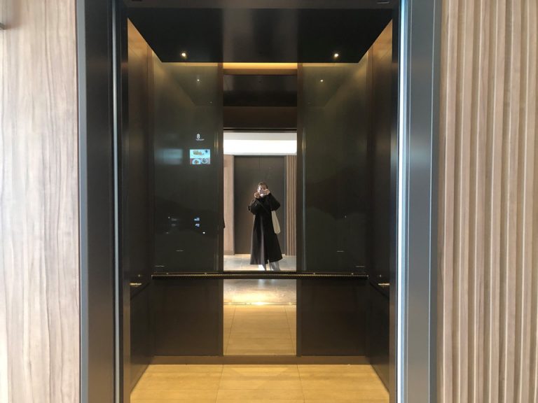 エレベーター入り口5