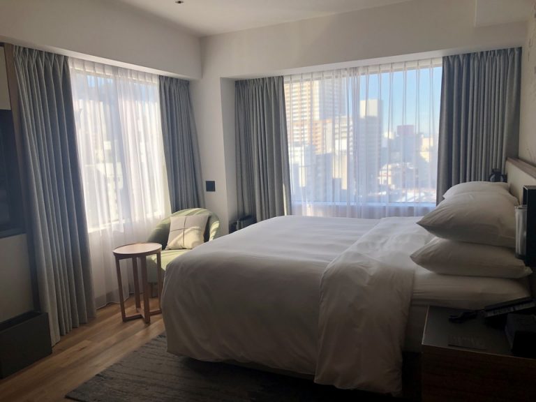 カーテンを開けた時の寝室