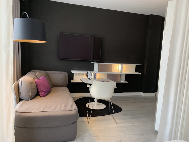 ベッド方向からテレビ.4