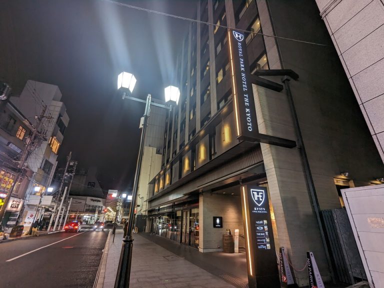 ホテルの看板夜