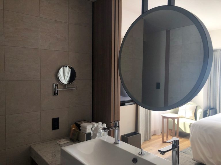 洗面台のミニ鏡2