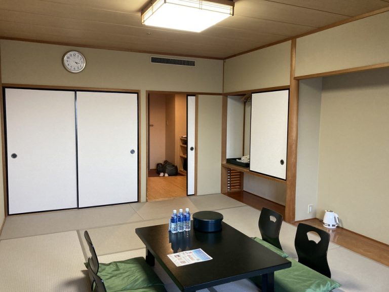 室内から見た客室ドア側
