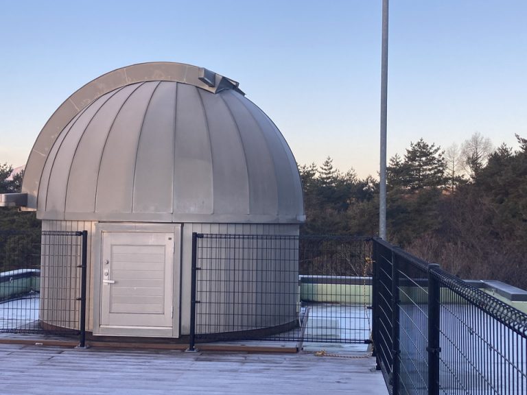 屋上にある天体望遠鏡。綺麗な星空を観察できます。