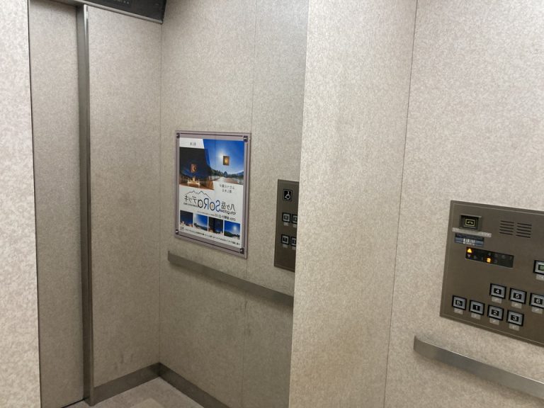 エレベーター内部