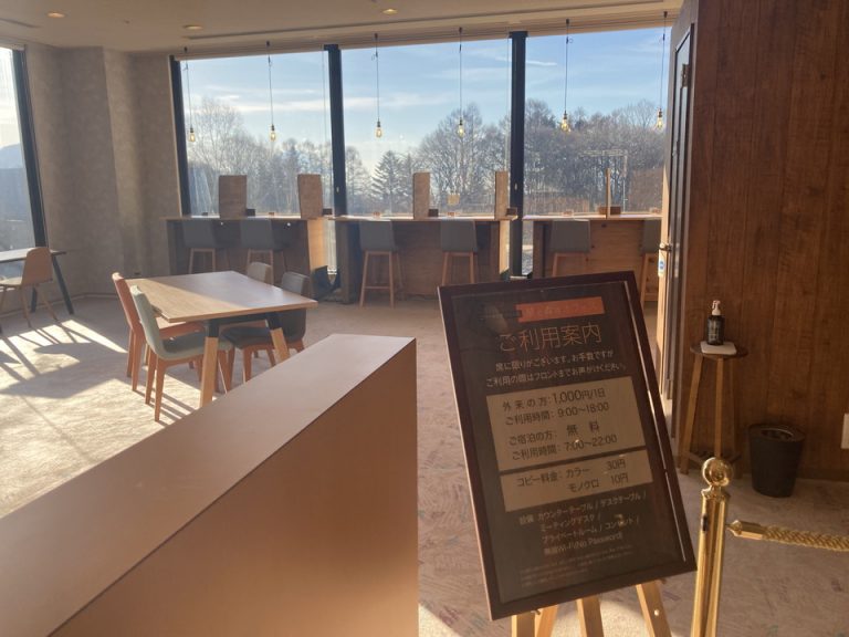 ビジネスコーナー。自然に囲まれた空間で落ち着いて仕事ができます。