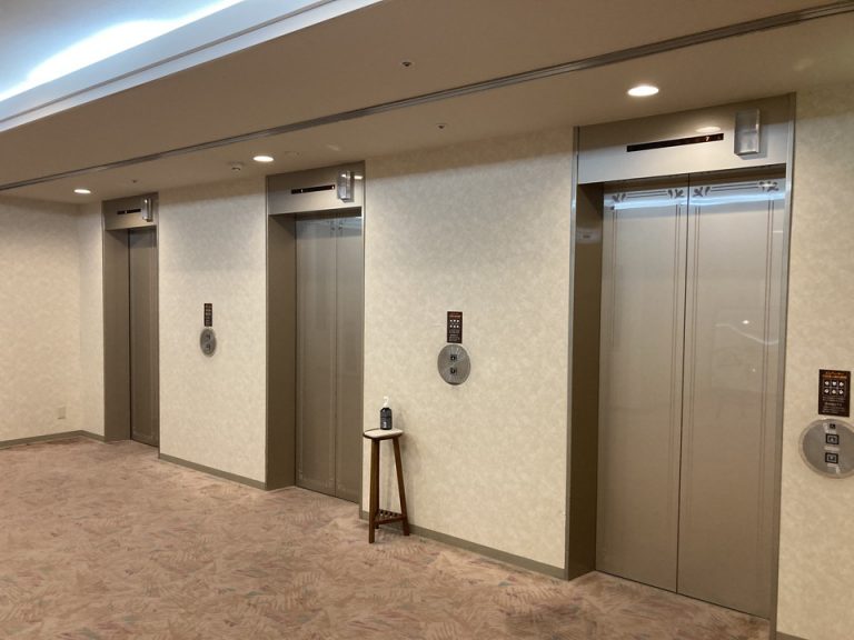 宿泊階エレベーター。3機あるので待ち時間も少ないです。