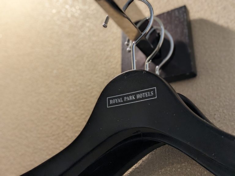 ホテルのロゴ入りハンガー