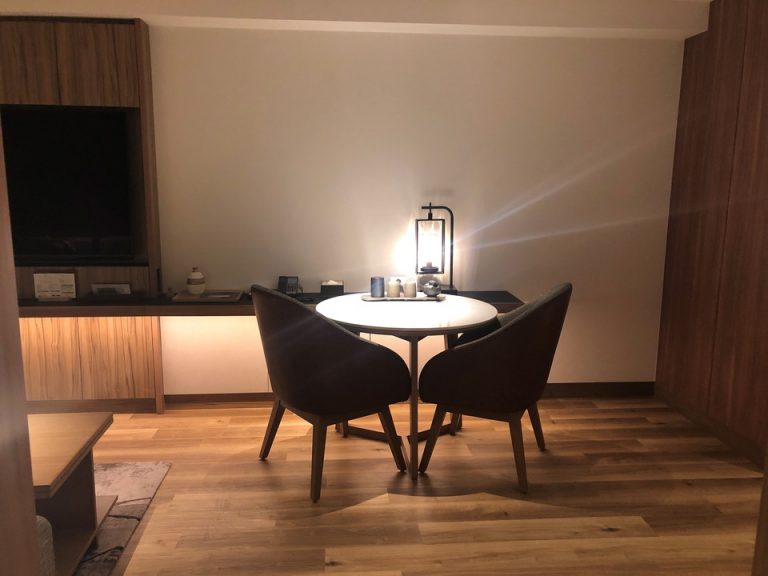 夜のリビングの机