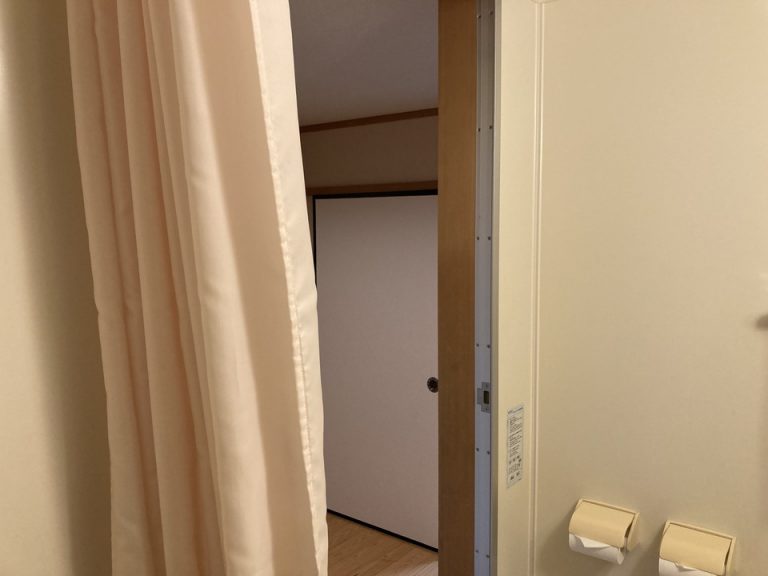 バスタブ側から見たバスルーム
