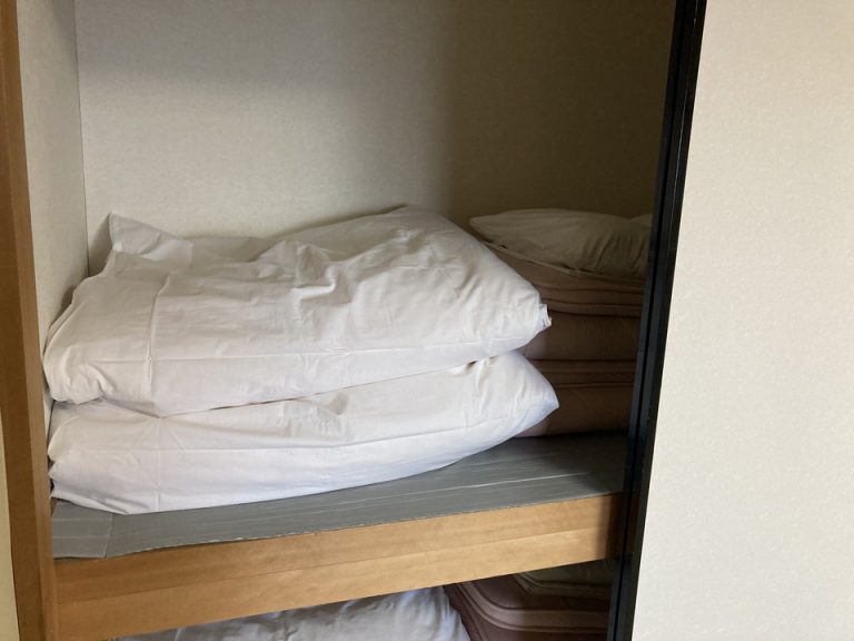 押入れには布団が収納されています