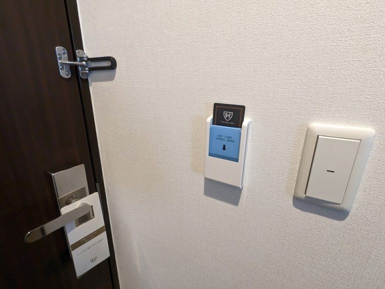 ルームキーで照明が点きます