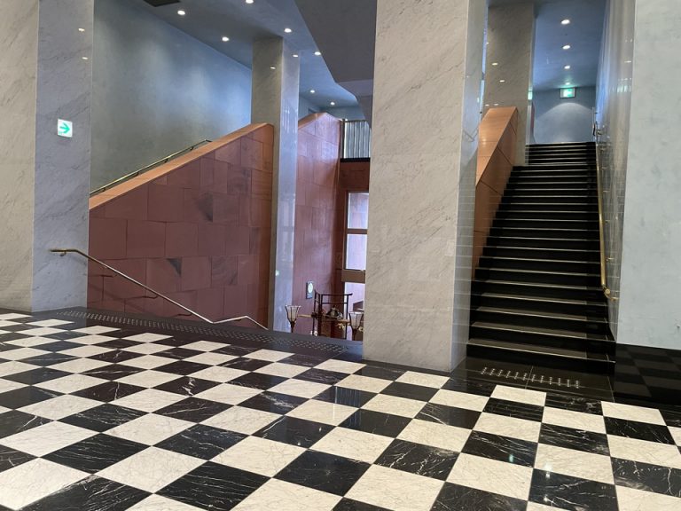 エントランス内観_ロビーフロア側2階