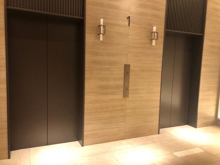 エレベーターの前