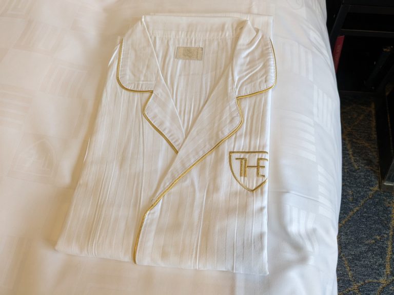 ナイトウェアはロングシャツタイプ