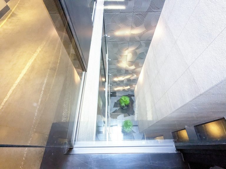 吹き抜けからみた中庭