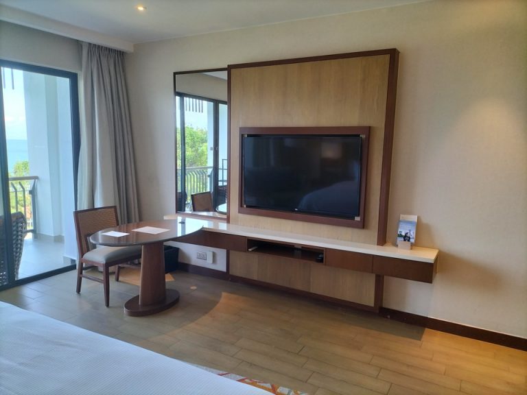 ベッド方向からTV (2)