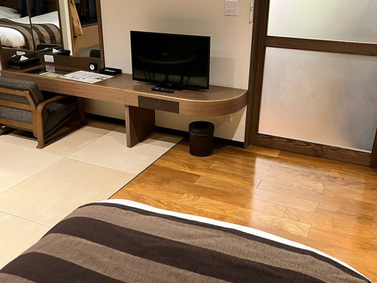 ベッド方向からTV(1)
