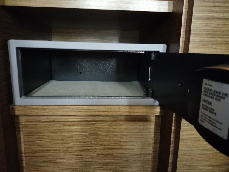 セーフティーボックス開けた状態 (3)