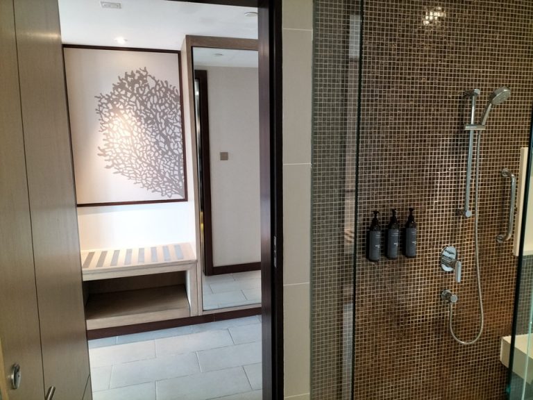 バスルーム内から入口 (3)