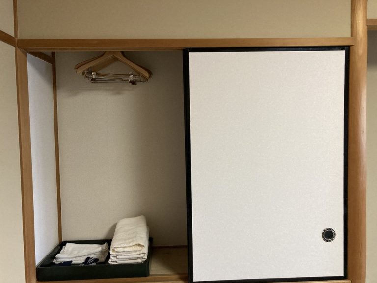 収納棚。上着などをかけられます。