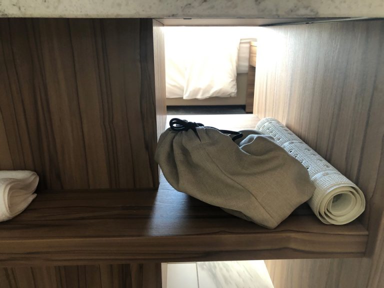 ドライヤーと滑り止めのついたバスマット