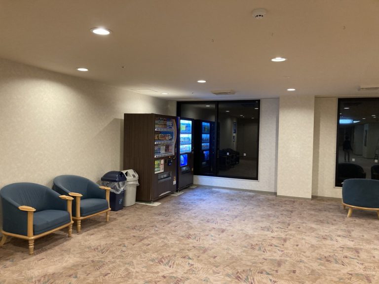 宿泊階ロビー。各階に自動販売機があります。