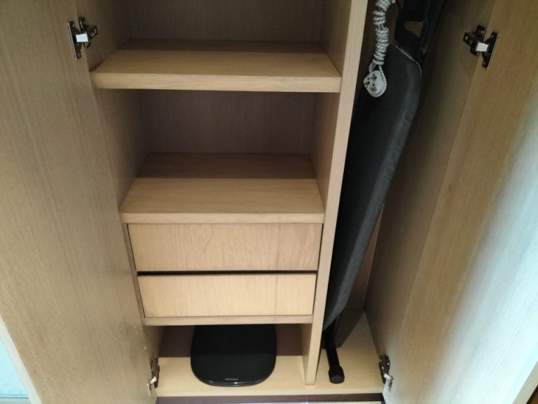 クローゼット外観(開けた状態) (8)